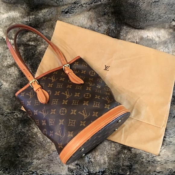 Louis Vuitton Handbags - 💯 Louis Vuitton Petit Bucket Handbag EUC!